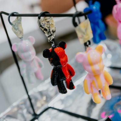 Csorgatott mini maci kulcstartók száradnak